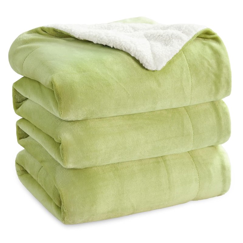 Bedsure Sherpa Fleece Throw Blanket - Thick and Warm, Fluffy Microfiber & Solid Soft Blankets for Bed and Couch Queen Size, Green, 220x240cm