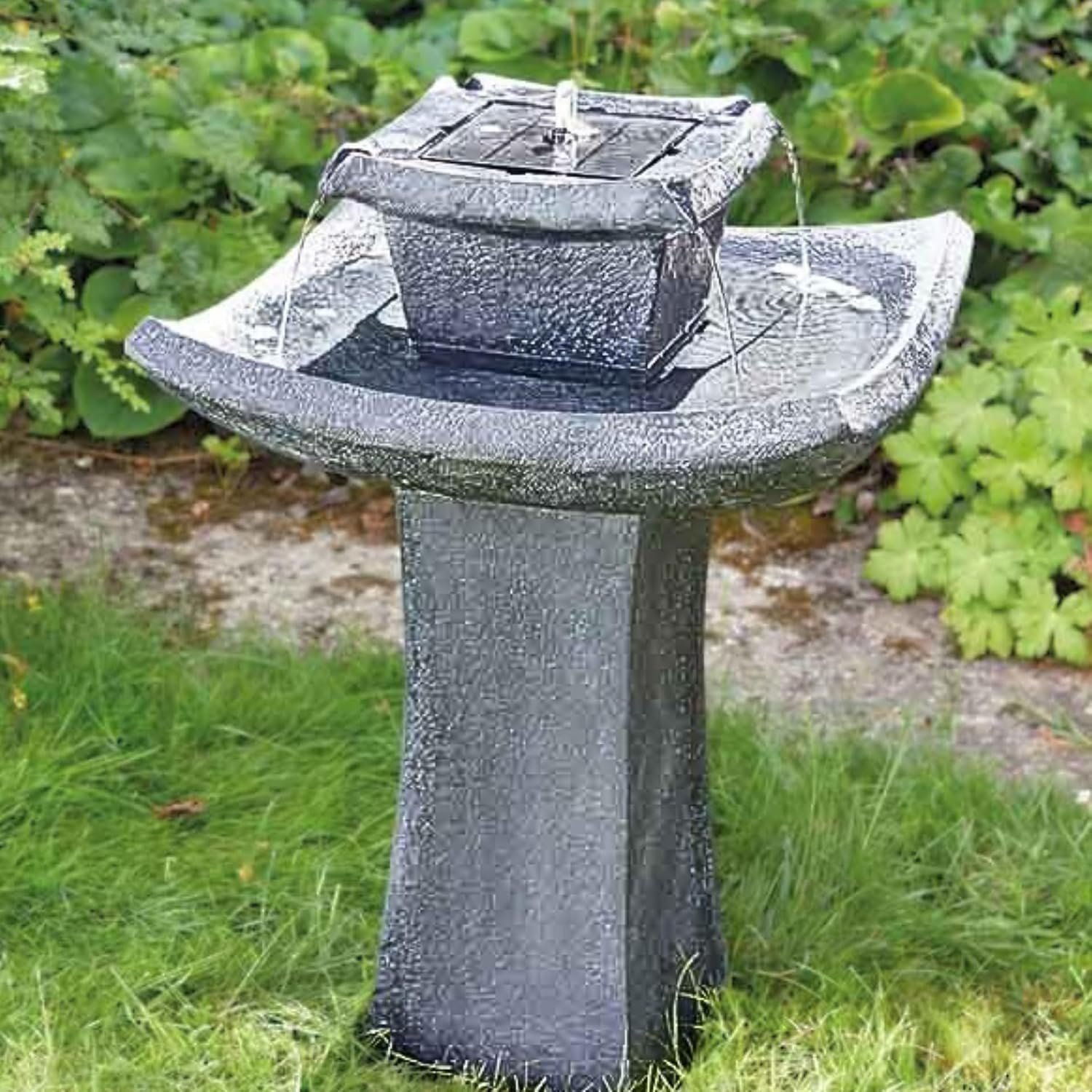 Garden Mile Novelty Duck Family Water Fountain with Umbrella - Solar Powered Freestanding Stone Bird Bath Water Feature - Garden Ornament Outdoor Decorative Centrepiece for Pond, Patio and Lawn Decor